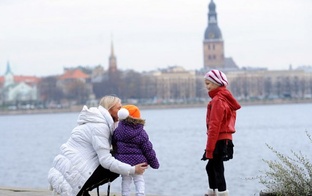 Kādus valsts atbalsta soļus sagaida Latvijas ģimenes?