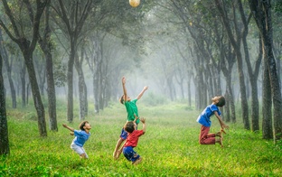 Piecas bērnu rotaļas, ko spēlēt svaigā gaisā