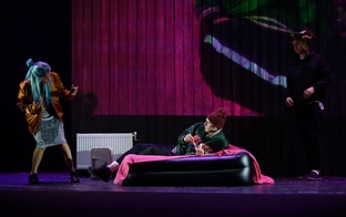 Latvijas Nacionālais teātris aprīlī aicina uz komēdiju “Arī Vaļiem ir Bail”