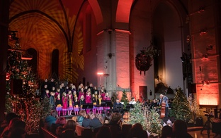“Latvijas Goda ģimeņu” programmas dalībnieki pulcējas Ziemassvētku koncertā